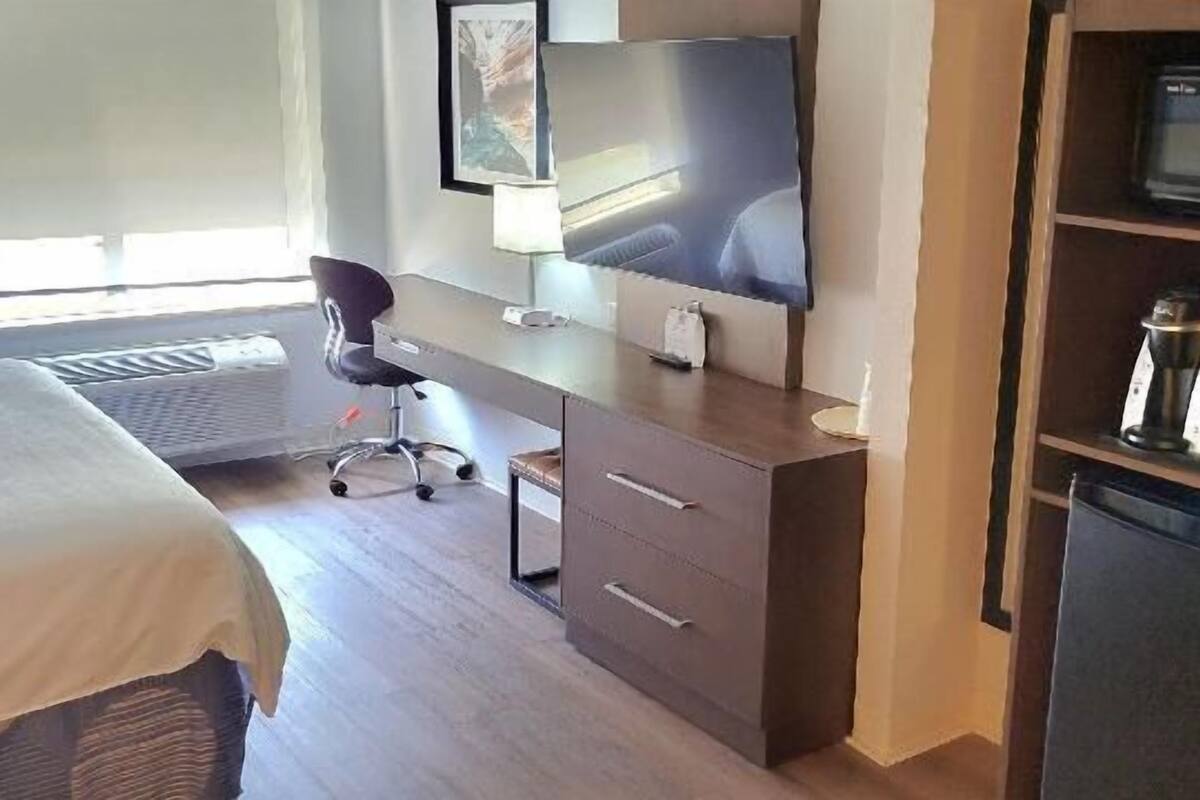 Escritorio, cunas gratuitas, camas extra y wifi gratis