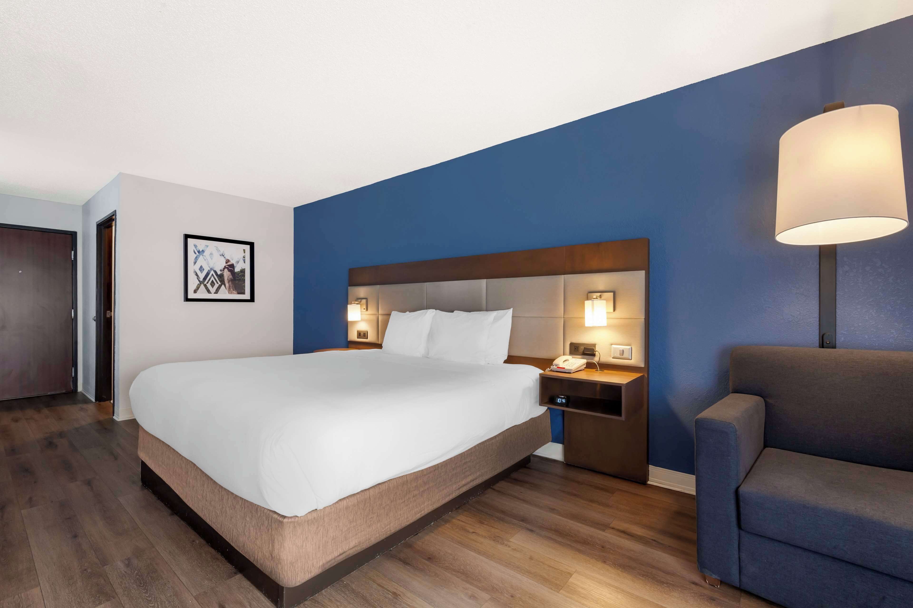 standard room, 1 king bed, non smoking, refrigerator & microwave | 1 bedroom, desk, free cots/infant beds, rollaway beds