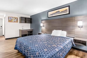 Suite, 1 cama de matrimonio grande, no fumadores (Efficiency) | Escritorio, espacio para trabajar con un portátil, cortinas opacas