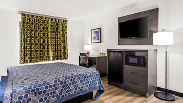 Suite, 1 kingsize bed, niet-roken (Efficiency) | Een bureau, een laptopwerkplek, verduisterende gordijnen