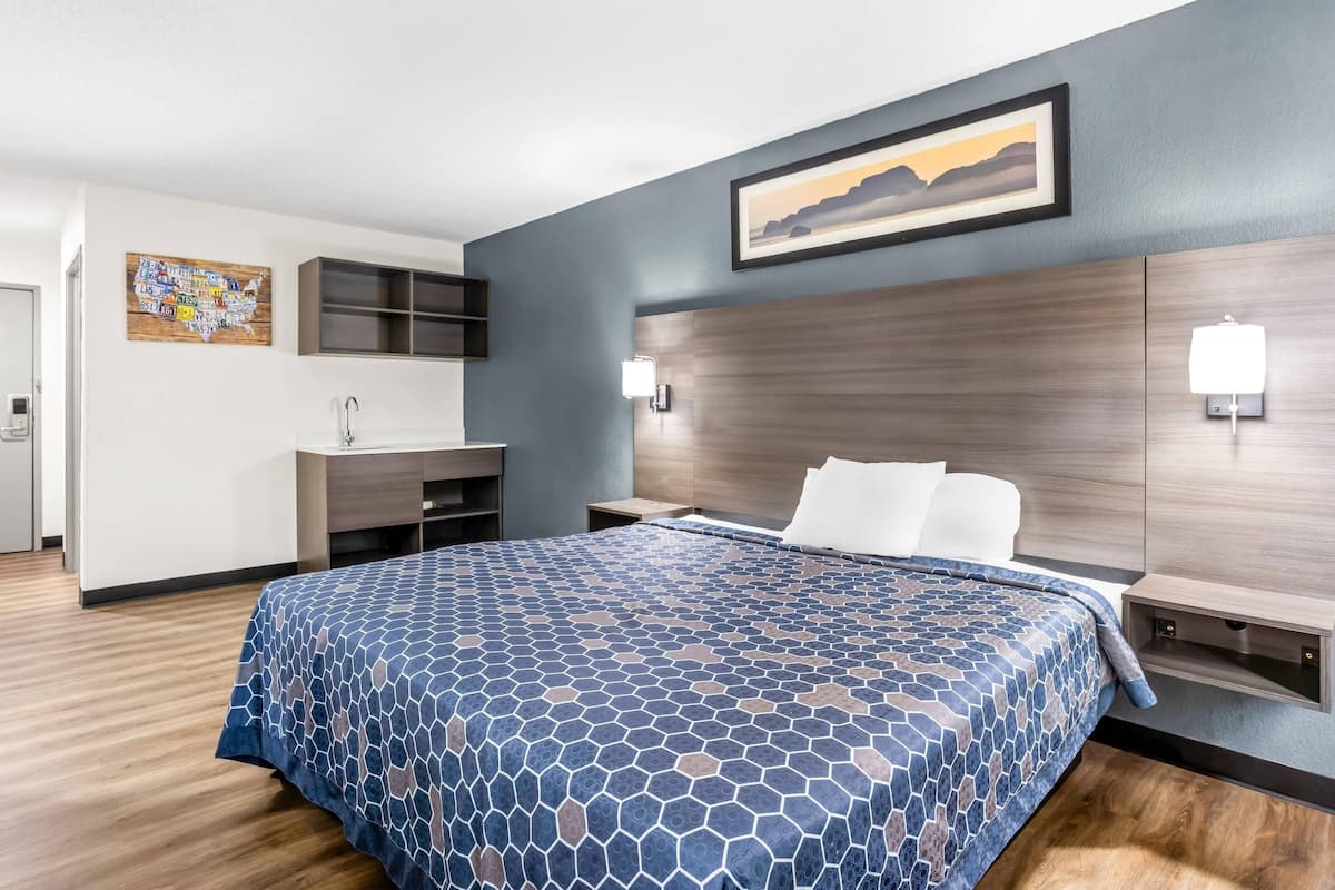 Suite, 1 cama King size, para no fumadores (Efficiency) | Escritorio, espacio para trabajar con laptop y cortinas blackout