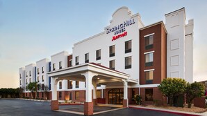 Un hôtel doté d’une entrée couverte, de plusieurs étages et d’une enseigne indiquant qu’il s’agit d’un Springhill Suites Marriott.