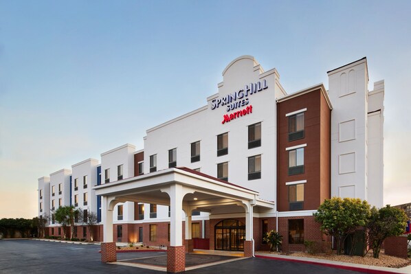Un hôtel doté d’une entrée couverte, de plusieurs étages et d’une enseigne indiquant qu’il s’agit d’un Springhill Suites Marriott.