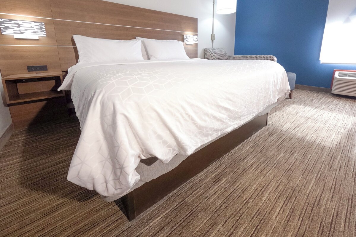 Ropa de cama de alta calidad y caja de seguridad en la habitación 