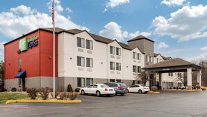 Un bâtiment de la chaîne Holiday Inn Express, doté d’un parking et d’une entrée abritée.