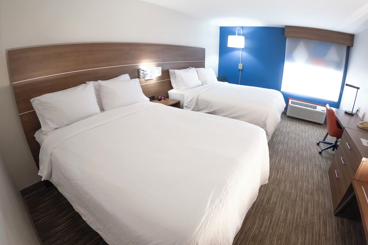 Ropa de cama de alta calidad y caja de seguridad en la habitación 