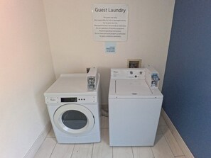 Ein Bereich für die Gemeinschaftswäscherei mit zwei Whirlpool Waschmaschinen und einem Schild mit Waschanleitungen.