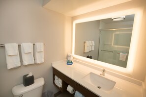 Room, 1 King Bed, Non Smoking | Bathroom | Free toiletries, hair dryer, towels