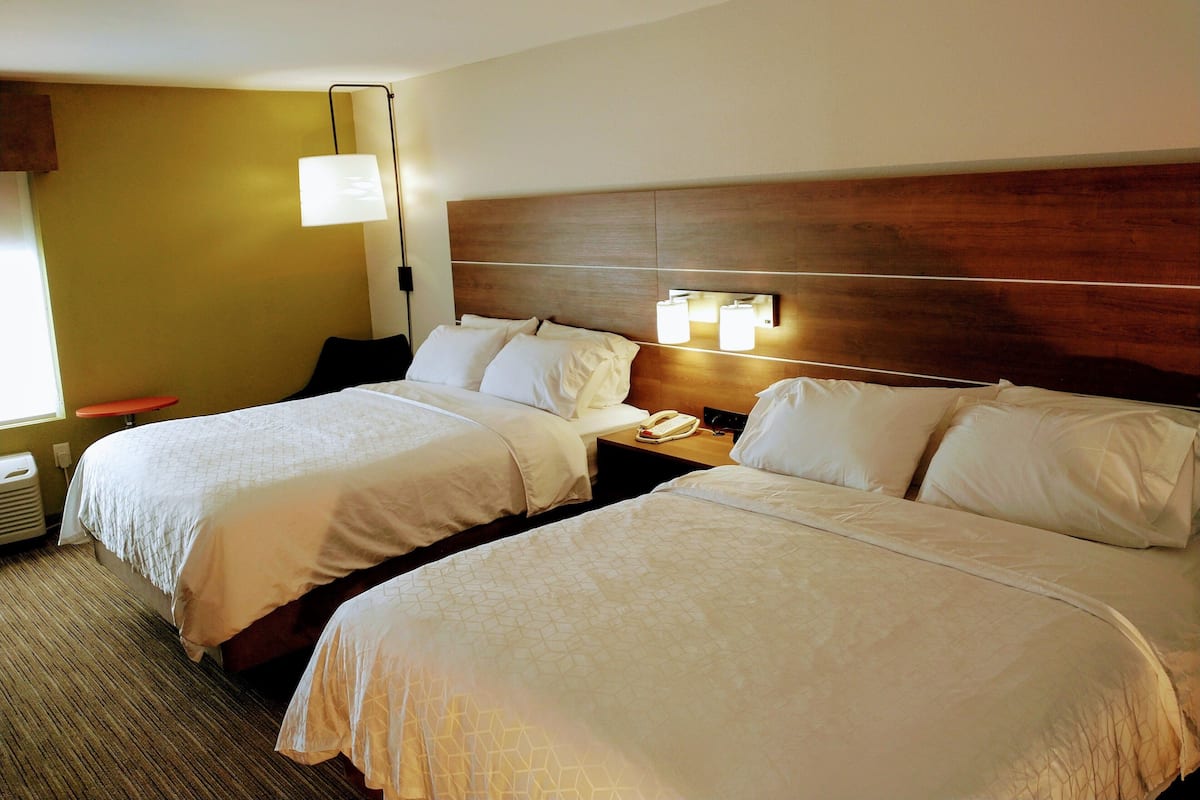 Quarto standard, 2 camas Queen | Cofres nos quartos, escrivaninha, cortinas blackout