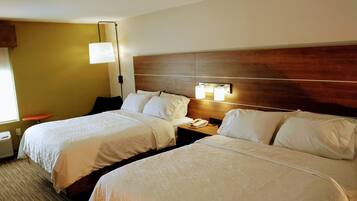 Chambre Standard, 2 grands lits | Coffres-forts dans les chambres, bureau, rideaux occultants