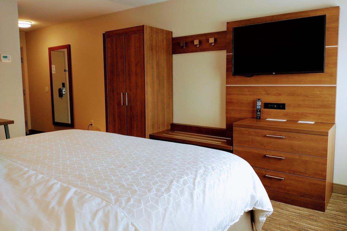 Cofres nos quartos, escrivaninha, cortinas blackout