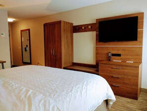 客房内保险箱、办公桌、遮光窗帘、熨斗/熨衣板