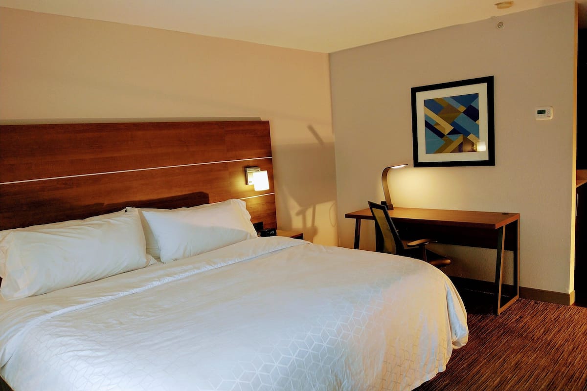 Quarto standard, 1 cama King | Cofres nos quartos, escrivaninha, cortinas blackout