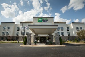 Exterior - Holiday Inn Express Hotel & Suites Madison by IHG (Madison)