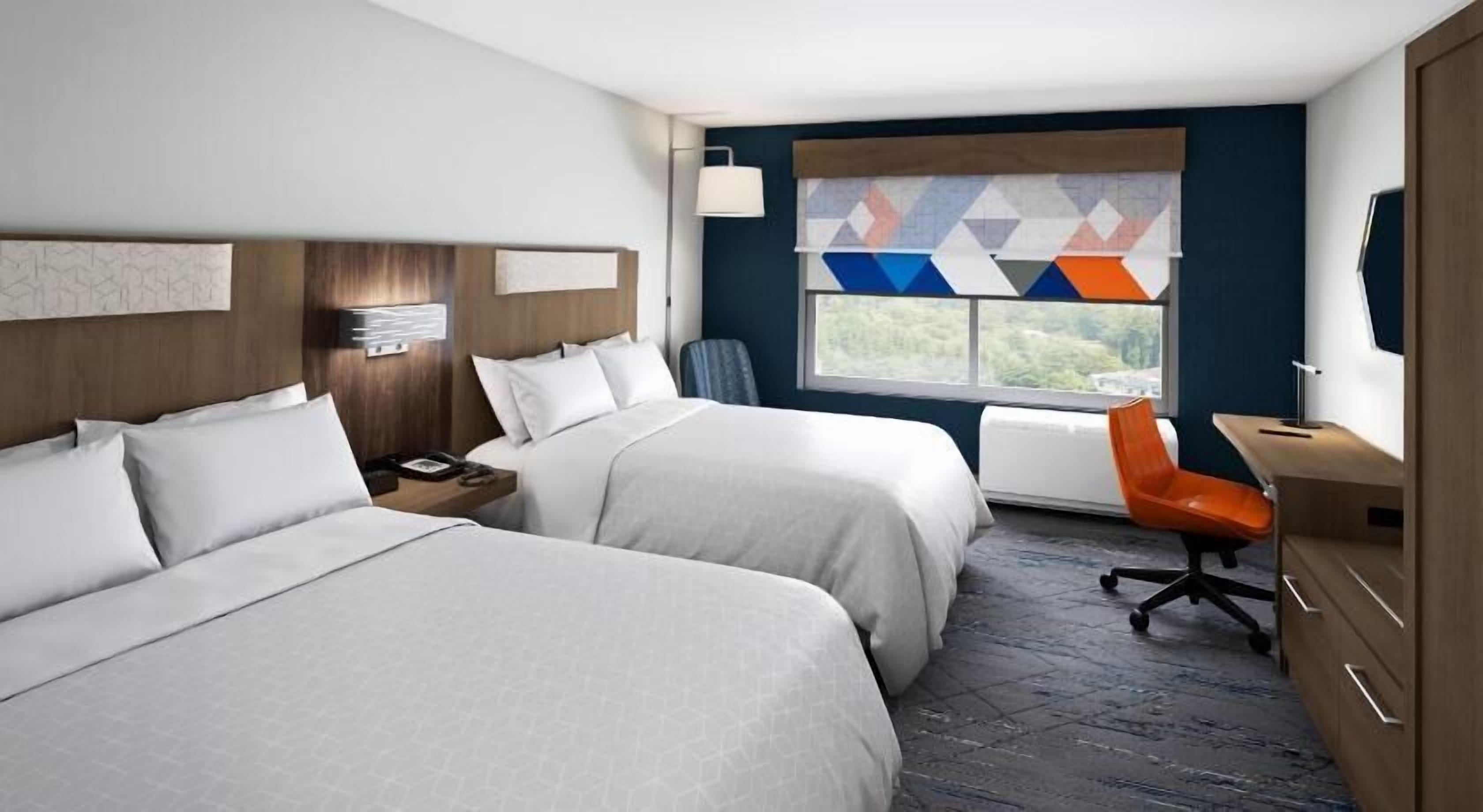 أغطية فراش متميزة وخزنة داخل الغرفة ومكتب ومساحة عمل للكمبيوتر المحمول