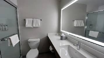 Bañera con ducha, artículos de tocador gratuitos, toallas