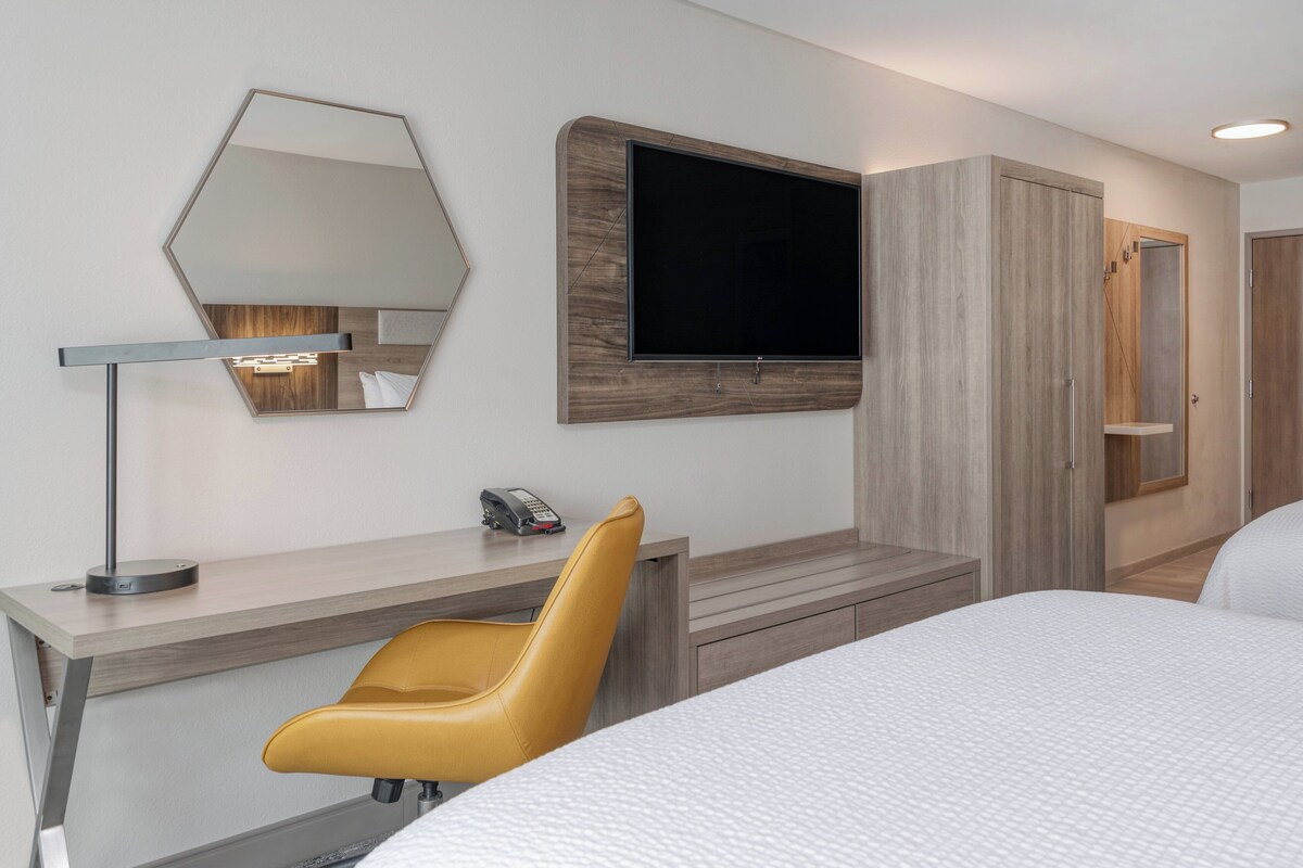 Premium bedding, in-room safe, desk, laptop workspace