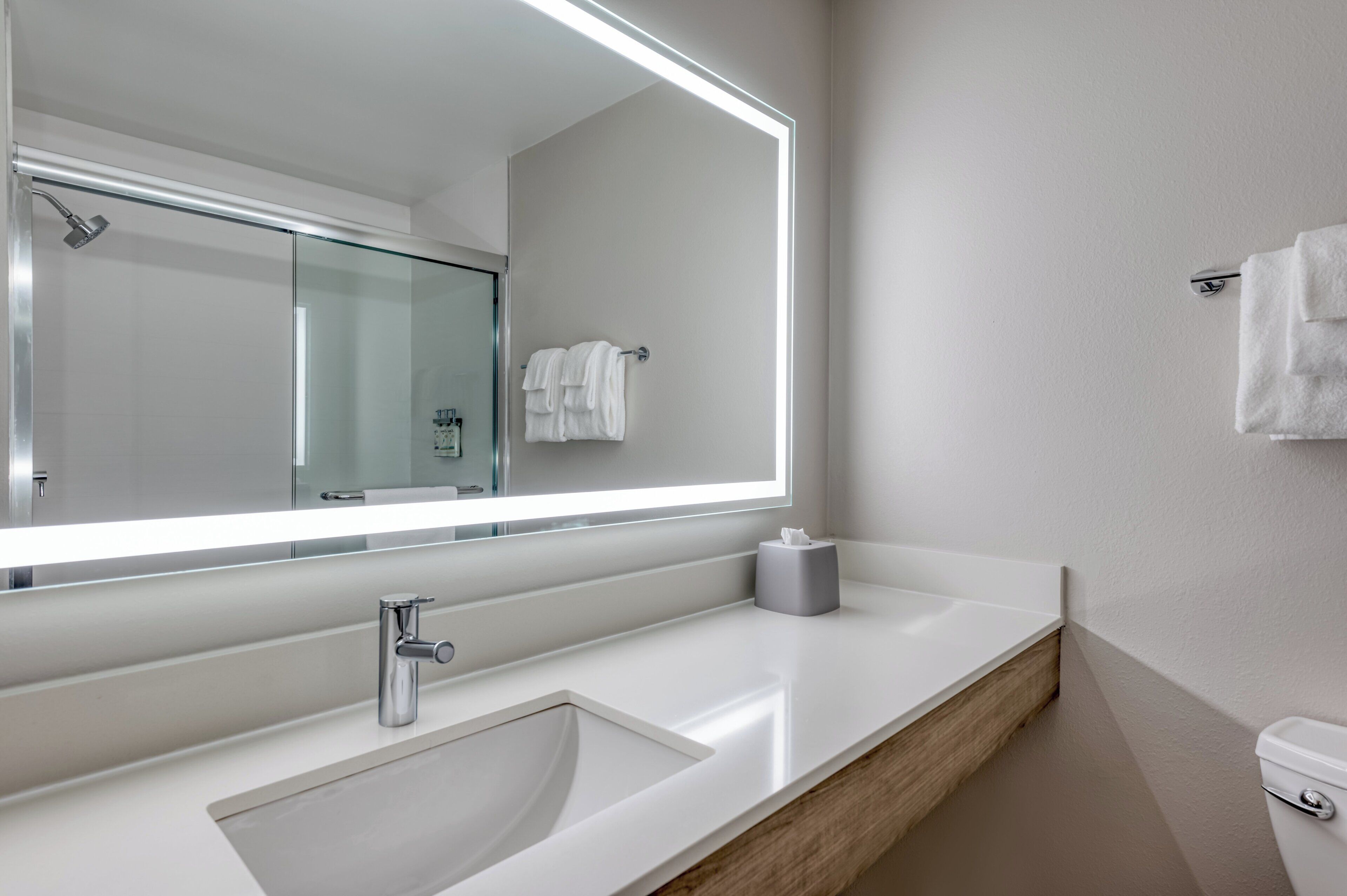 Ducha y bañera combinadas y artículos de higiene personal gratuitos