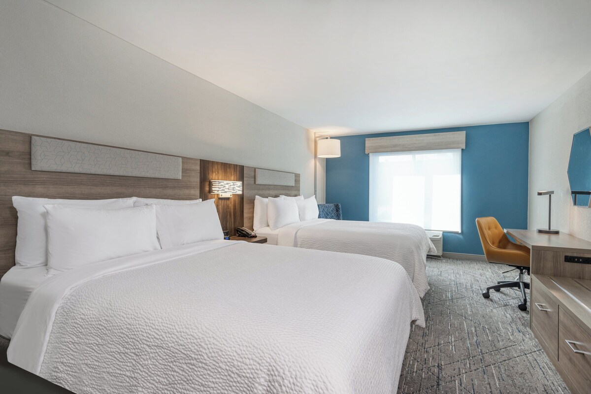 Premium bedding, in-room safe, desk, laptop workspace
