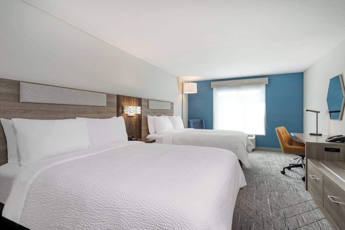 Standaard kamer, 2 queensize bedden, toegankelijk voor rolstoelgebruikers (Comms, Mobility) | Luxe beddengoed, een kluis op de kamer, een bureau, een laptopwerkplek