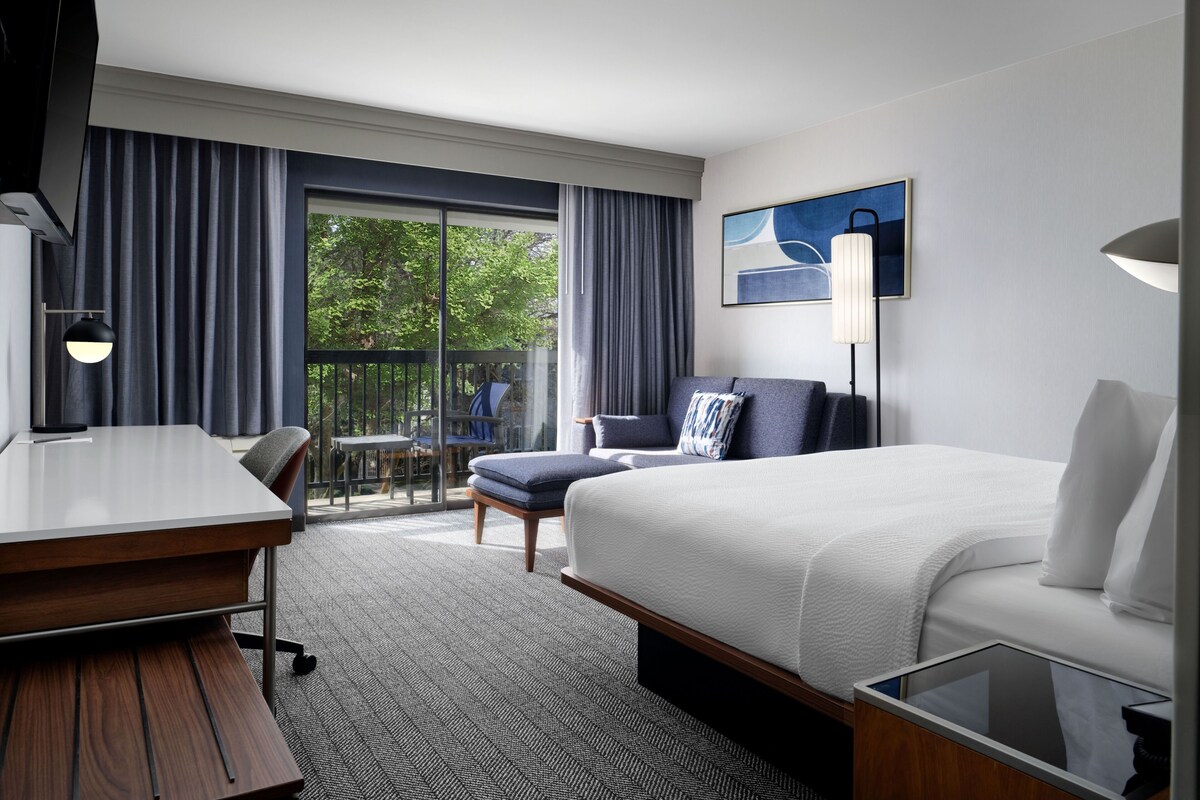 In-room safe, desk, laptop workspace, iron/ironing board