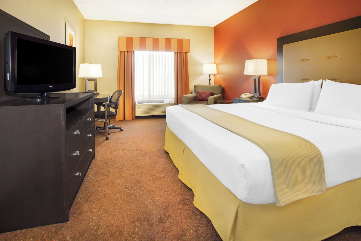Premium bedding, pillowtop beds, in-room safe, desk