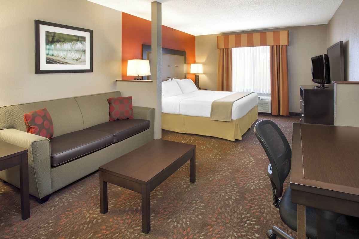 Premium bedding, pillowtop beds, in-room safe, desk