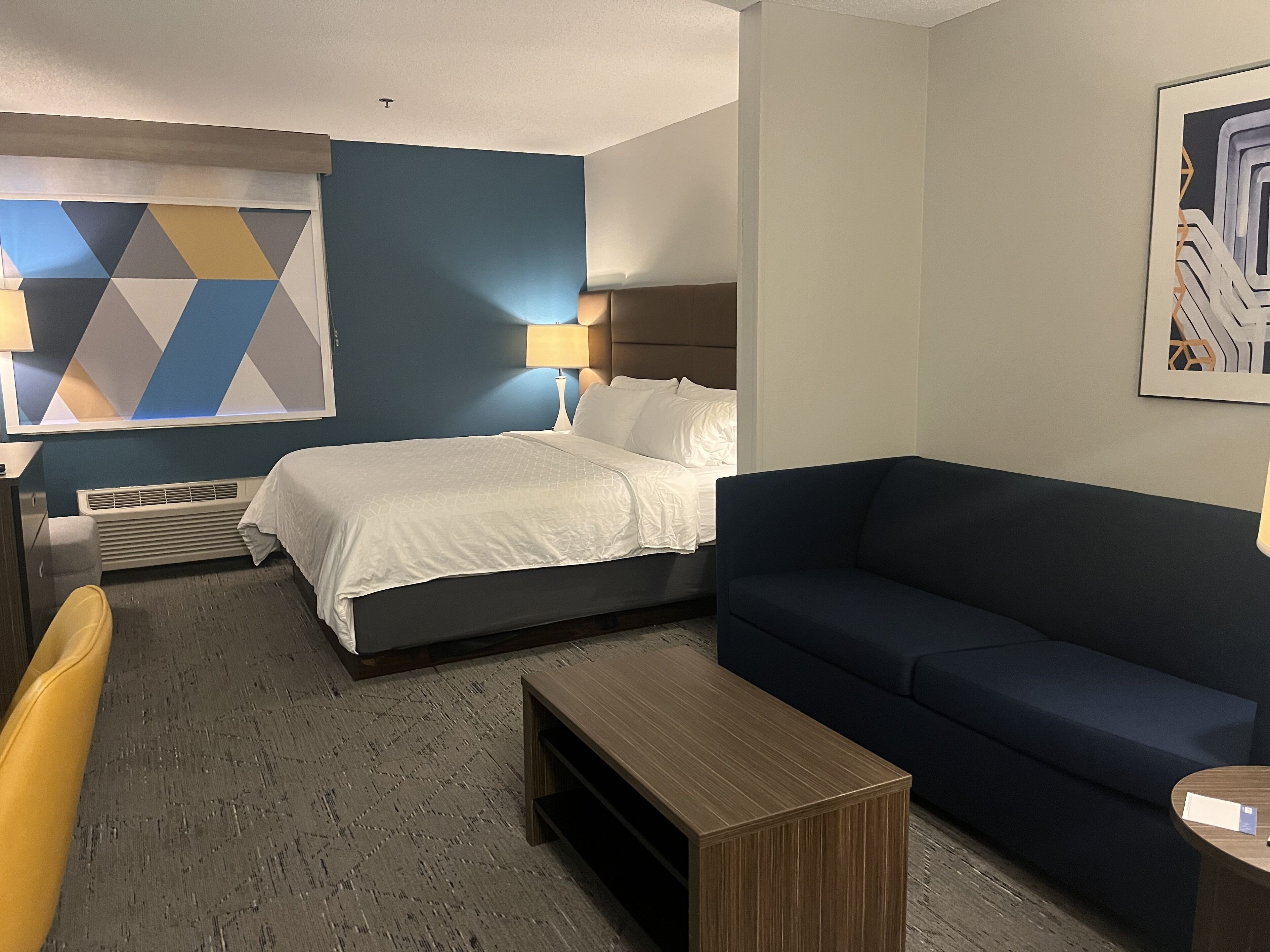 Suite, 1 kingsize bed | Een kluis op de kamer, een bureau, een laptopwerkplek