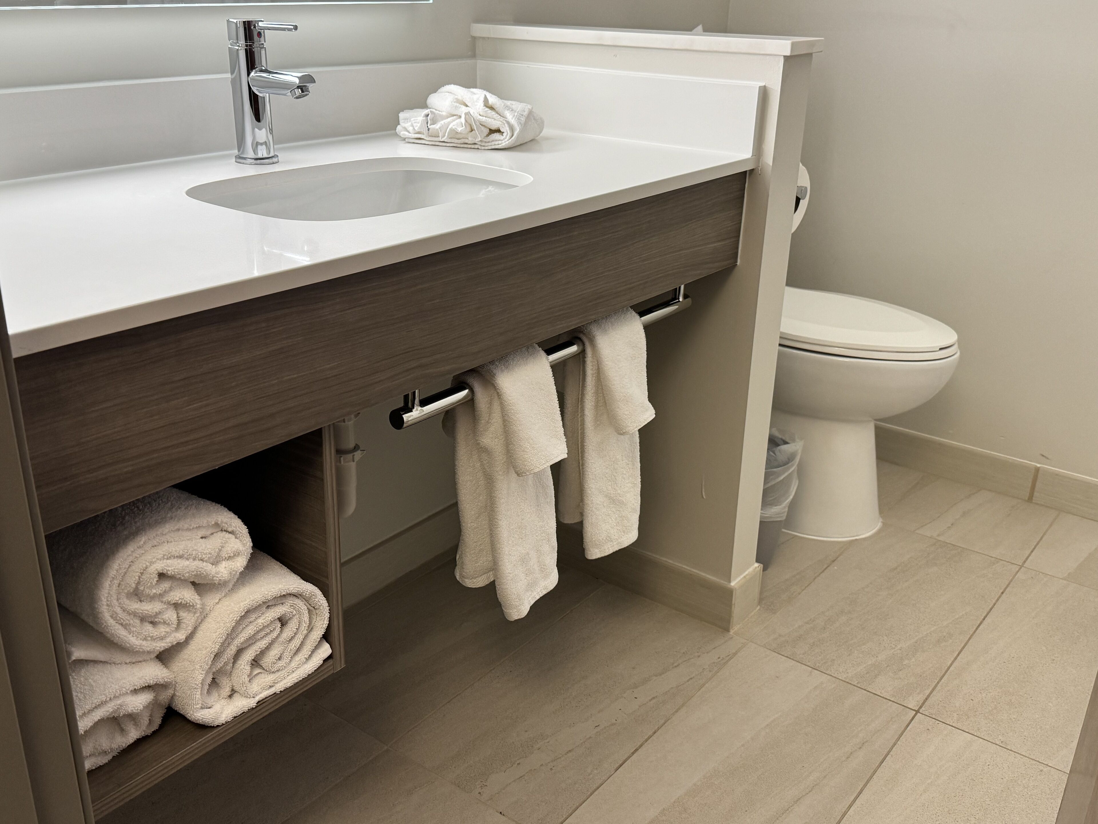 suite, 1 bedroom | bathroom | combined shower/bathtub, hair dryer, towels