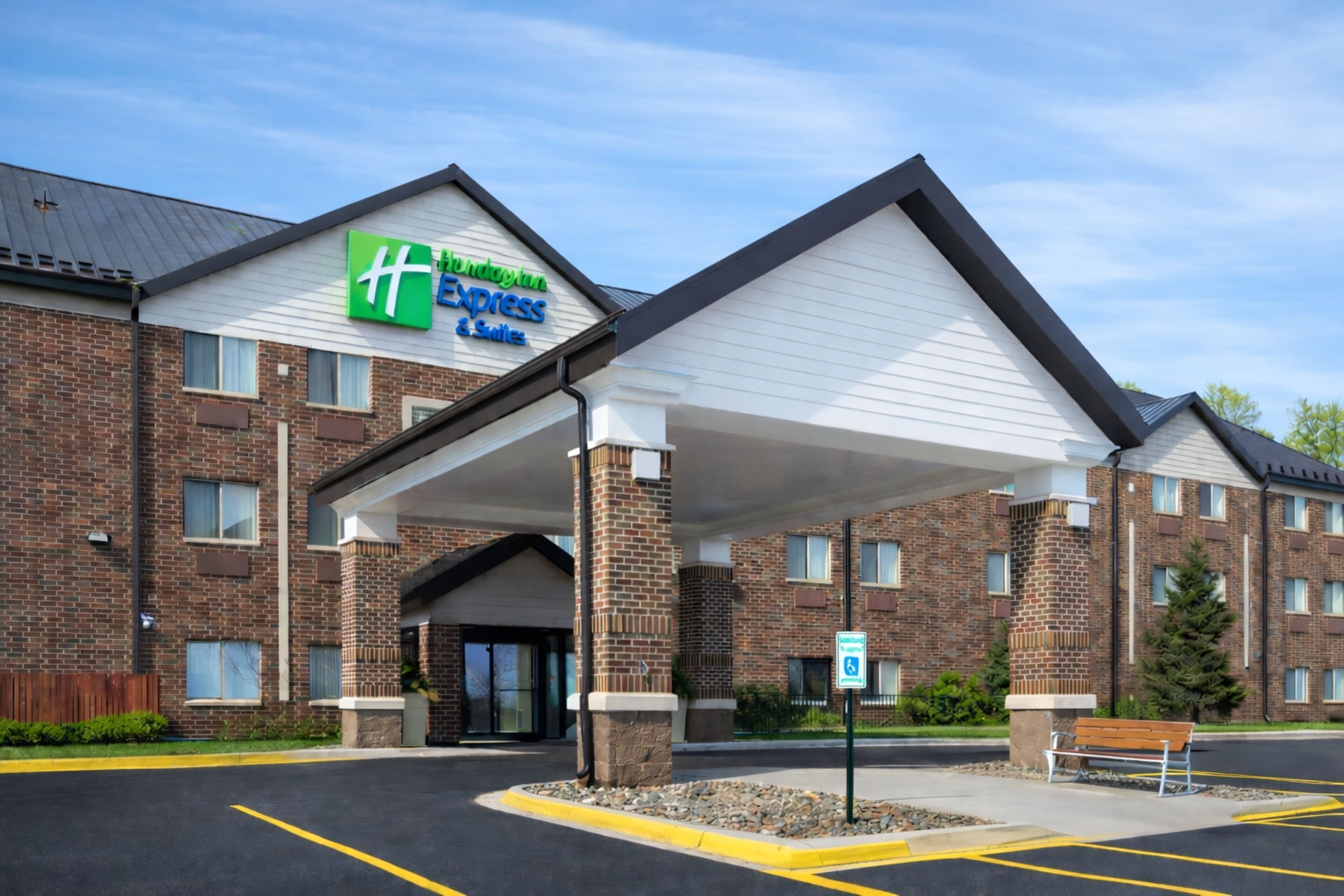 Un bâtiment en briques sur lequel est apposée une grande enseigne indiquant « Holiday Inn Express & Suites ».