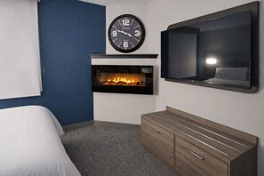 In-room safe, desk, laptop workspace, blackout curtains - Holiday Inn Express Hotel & Suites St. Paul-Woodbury by IHG (Woodbury)