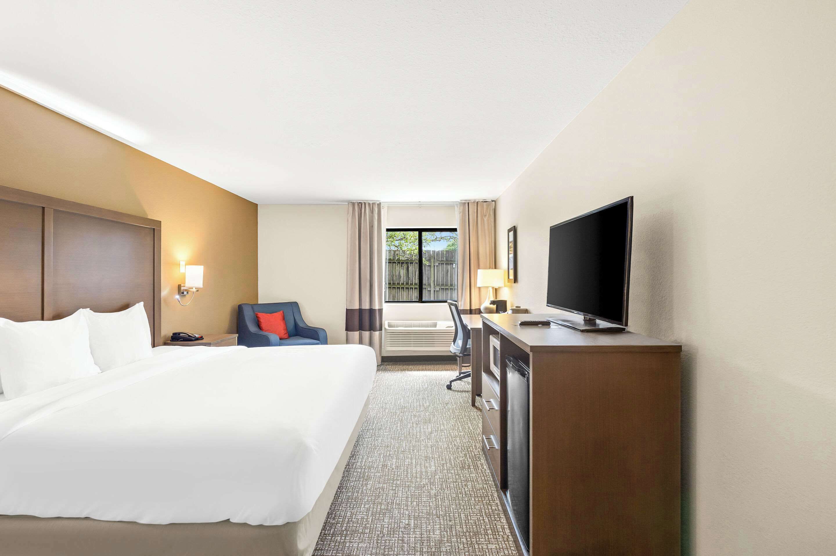 standard room, 1 king bed, non smoking | desk, laptop workspace, iron/ironing board, free wifi