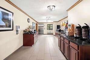Café da manhã completo grátis todos os dias