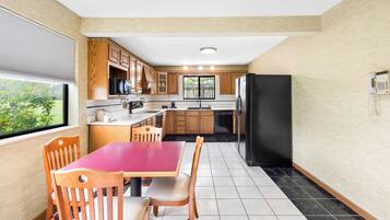 Desk, laptop workspace, iron/ironing board, free WiFi