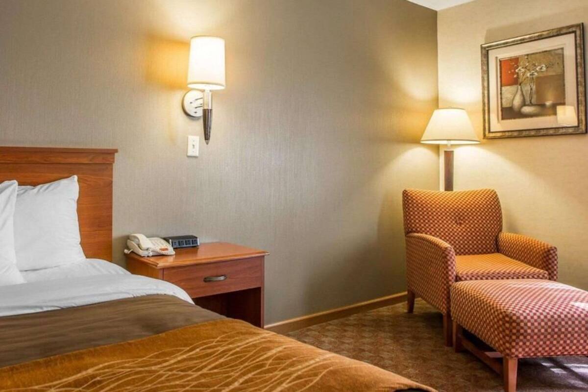 Desk, laptop workspace, iron/ironing board, free WiFi