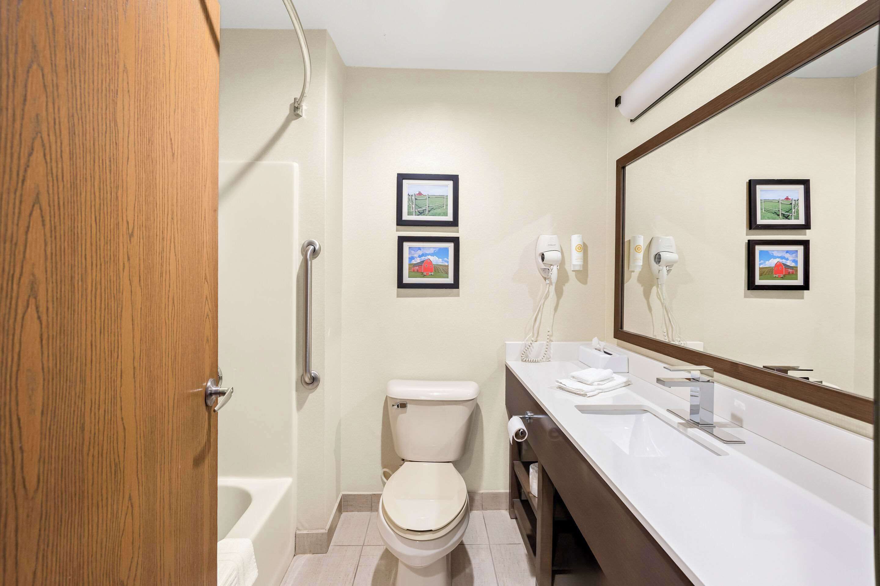 standard room, 1 king bed, non smoking | bathroom | hair dryer, towels