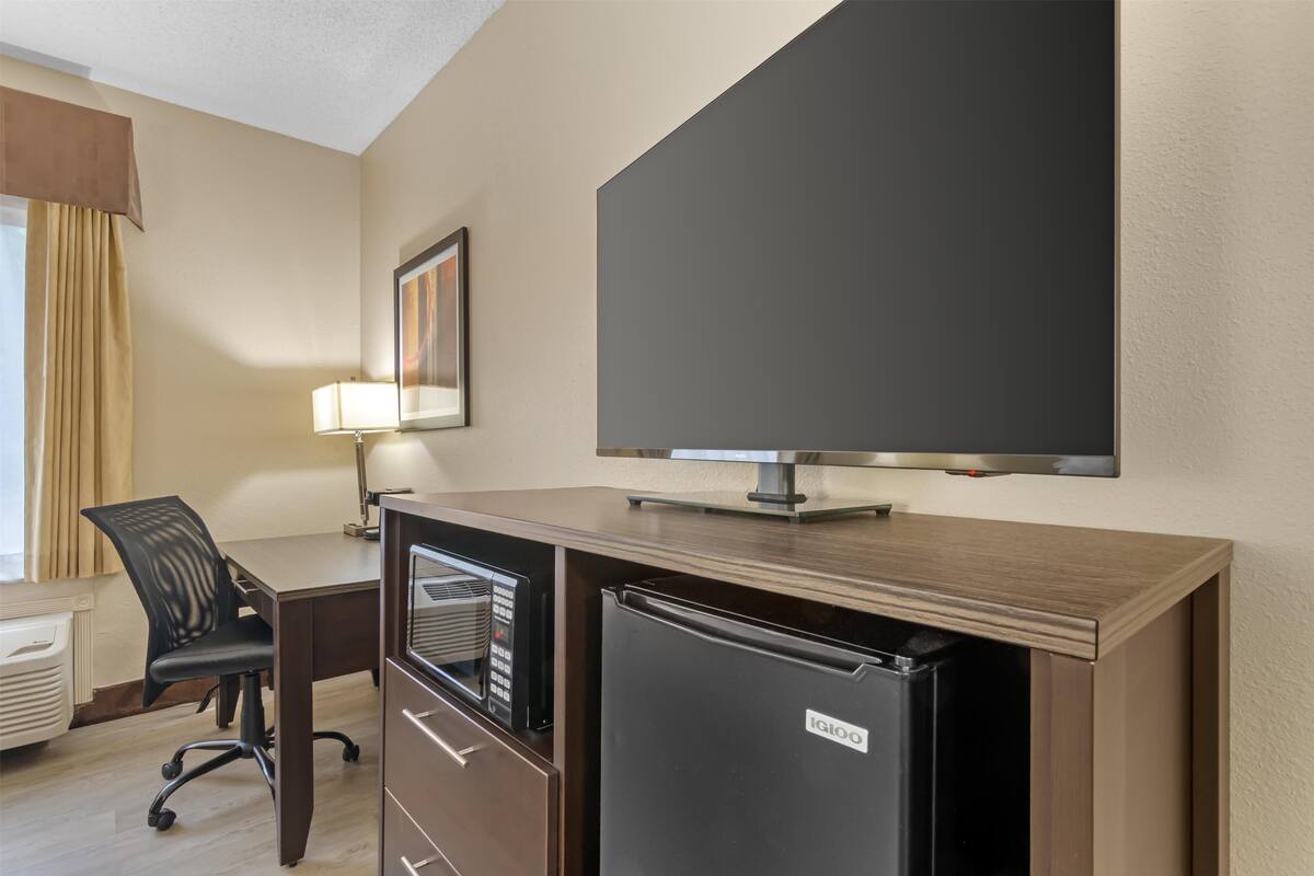 standard room, 2 queen beds, non smoking, refrigerator & microwave (pet friendly) | 1 bedroom, desk, laptop workspace, blackout curtains