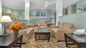 A lobby with a sofa set, a coffee table, a lamp, and a vase of flowers. - Best Western Teal Lake Inn (Mexico)