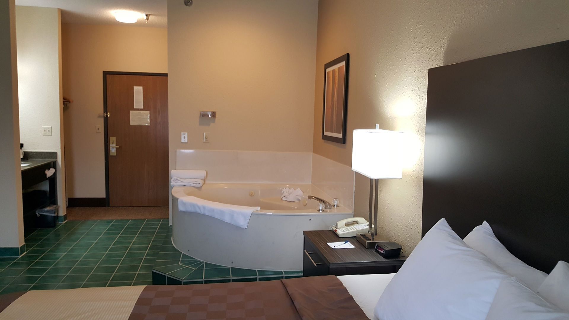 Escritorio, espacio para trabajar con un portátil, cortinas opacas