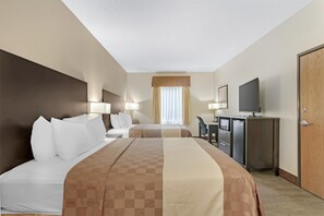 Habitació estàndard, 2 llits de matrimoni, no fumadors, frigorífic i microones (Pet Friendly) | Escriptori, espai de treball apte per a portàtils i cortines opaques 