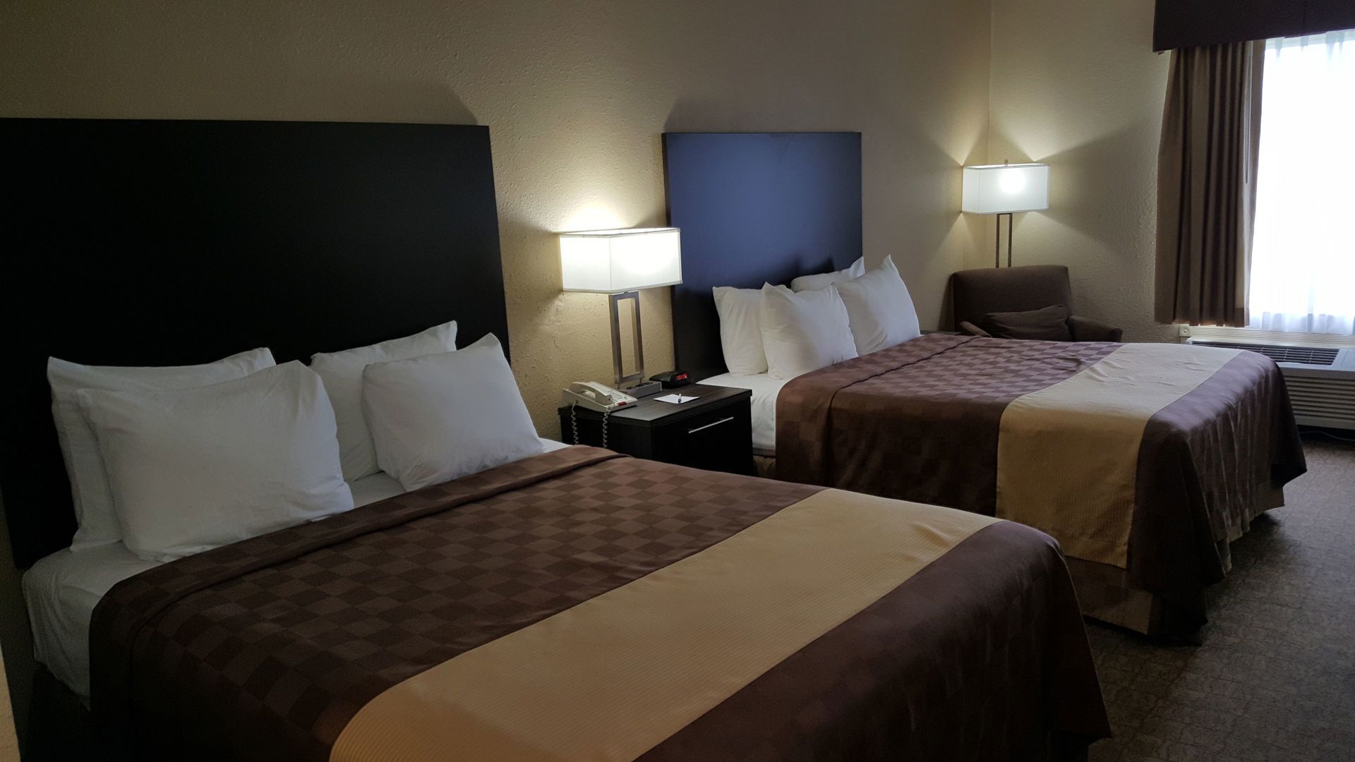 Escritorio, espacio para trabajar con un portátil, cortinas opacas