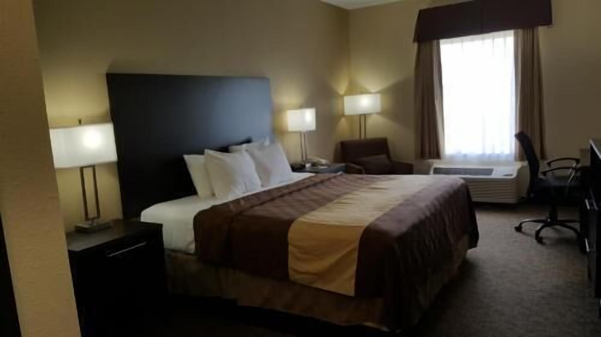 Escritorio, espacio para trabajar con un portátil, cortinas opacas