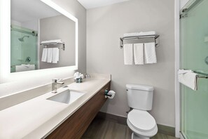 Habitación estándar, 1 cama King size, para no fumadores, refrigerador y microondas | Baño | Tina con regadera, amenidades de baño gratuitas, secadora de cabello 