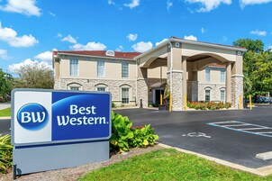 Un hotel Best Western con fachada de piedra, entrada cubierta y estacionamiento con acceso para discapacitados.