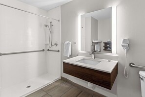 Tina con regadera, amenidades de baño gratuitas, secadora de cabello 
