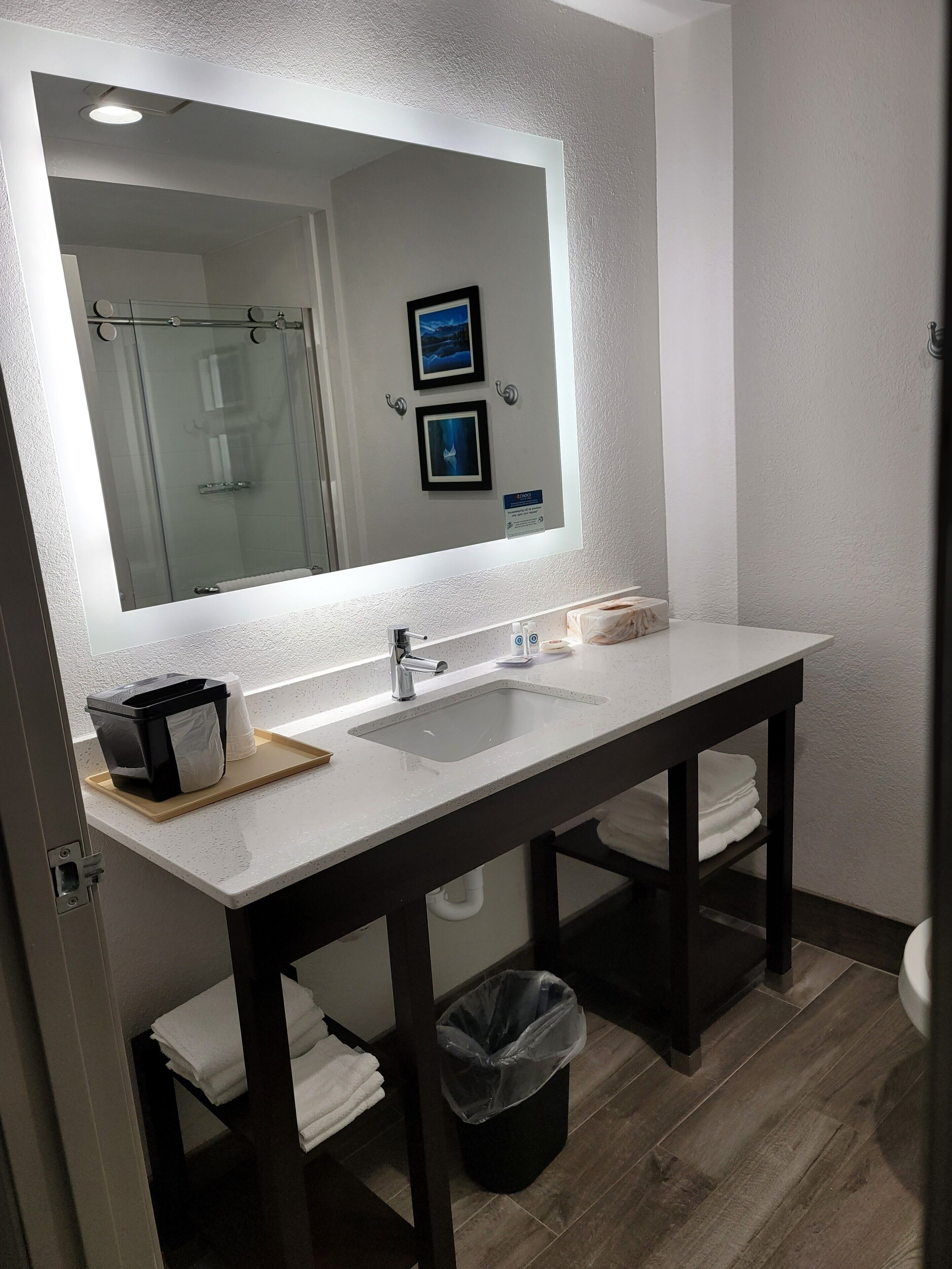 standard room, 1 king bed, non smoking | bathroom | combined shower/bathtub, free toiletries, towels