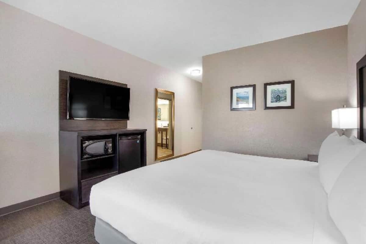 Pillow-top beds, in-room safe, individually furnished, desk