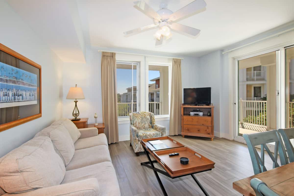 Village of Baytowne Wharf One Bedroom | Oppholdsområde | En 32-tommers TV med kabel-kanaler