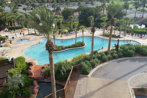 4 outdoor pools, pool umbrellas, pool loungers