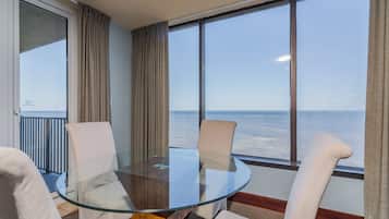 Bayside at Sandestin One Bedroom | In-room dining